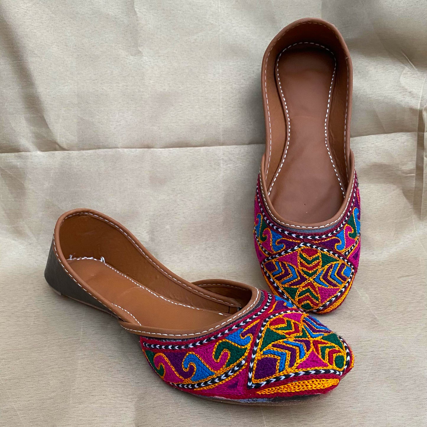 Multi Threads Sindhi Embroidery Khussa