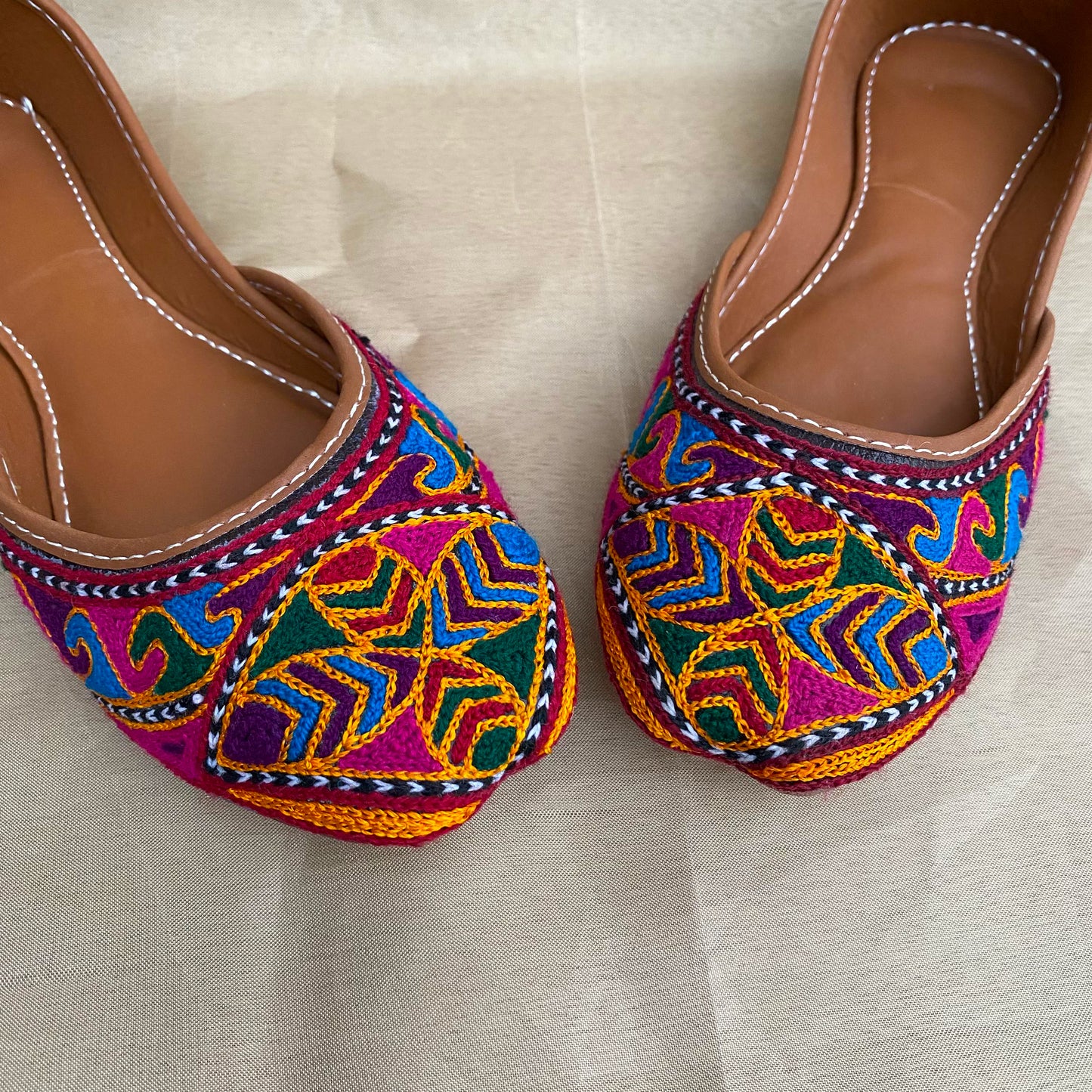 Multi Threads Sindhi Embroidery Khussa